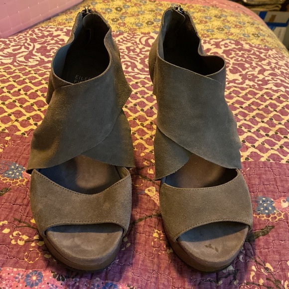 Gorgeous Eileen Fisher gray leather and suede wedges size 8 - Picture 2 of 9